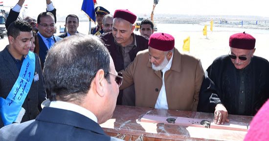 صور.. السيسي يضع حجر أساس مدينة العلمين الجديدة ويلتقط صورا تذكارية مع أهالى مطروح
