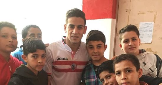 صور.. "الشامى" يوزع قميص الزمالك فى مدرسته بالدقهلية