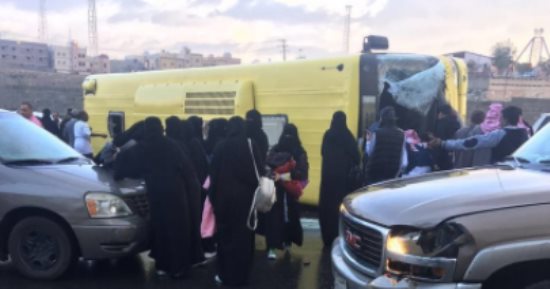 المعاينة الأولية: بقعة زيت سبب انقلاب أتوبيس مدارس بالرحاب.. وخروج 4 مصابين