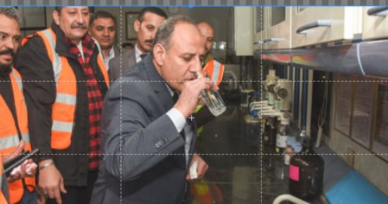 بعد شائعات تلوثها.. محافظ الإسكندرية يشرب من محطة مياه السيوف
