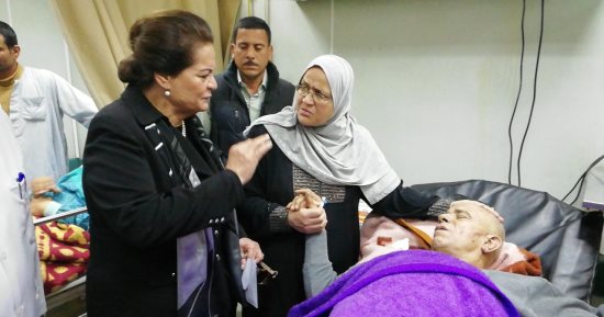 صور.. محافظ البحيرة تطمئن على مصابى حادث القطارين بمستشفى دمنهور