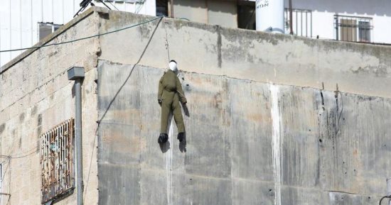 متطرفون يهود يشنقون دمية لجندى إسرائيلى فى القدس رفضاً للتجنيد