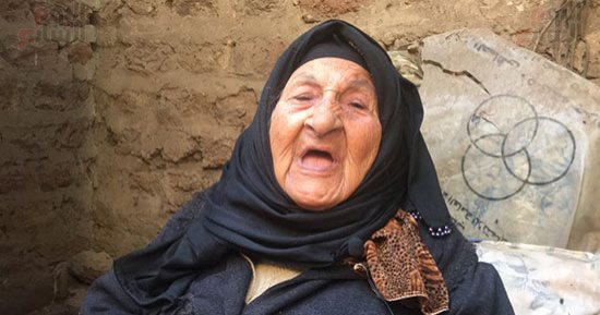 فيديو وصور.. "القلب الكبير" قصة أكبر معمرة بأسيوط تنشد فى حب السيسى