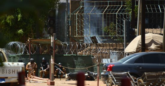 مقتل 26 عسكريا داخل مقر قيادة الجيش فى بوركينا فاسو