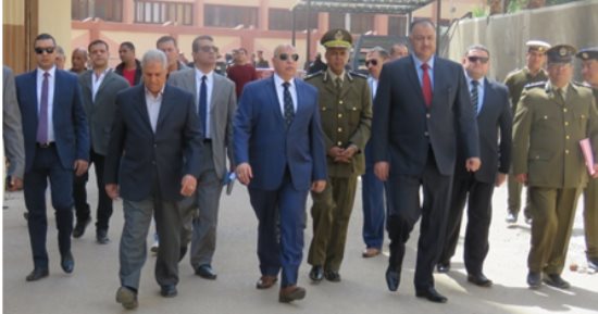 صور.. مساعد وزير الداخلية يقود جولة مفاجئة بسجن قنا