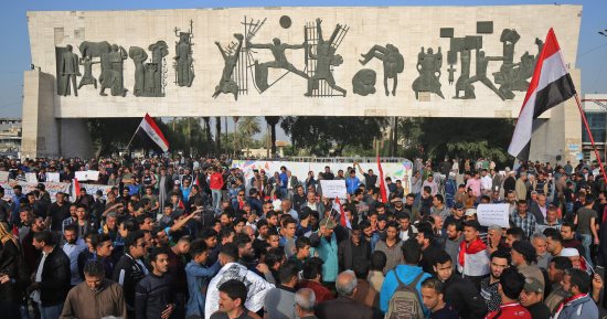 صور.. عراقيون يتظاهرون فى ساحة التحرير بالعاصمة بغداد احتجاجا على الفساد