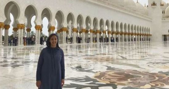 دنيا سمير غانم تنشر صورة لها بمسجد الشيخ زايد ومتابعونها يشيدون بها