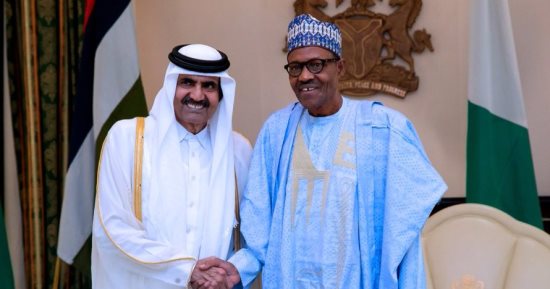 رئيس نيجيريا يهين "تنظيم الحمدين" ويستقبل أمير قطر السابق بعلم مجهول