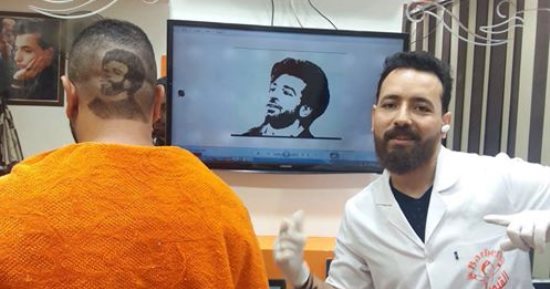 حلاق يشارك برسومات فنانيين ومطربين على رؤوس زبائنه أبرزهم محمد صلاح