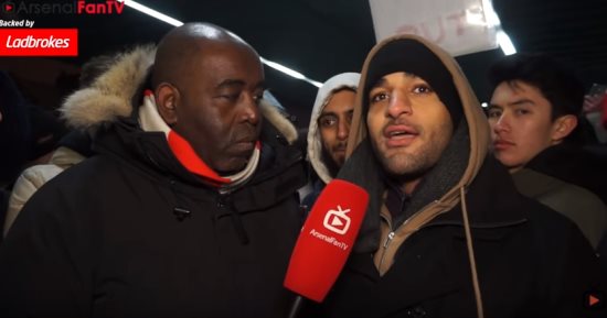 مشجع مصرى لـ"فينجر": "لو عندك كرامة قدم استقالتك".. فيديو