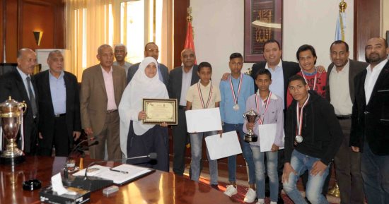 محافظ الأقصر يكرم متحدثة الفصحى الأولى على مستوى الوطن العربى