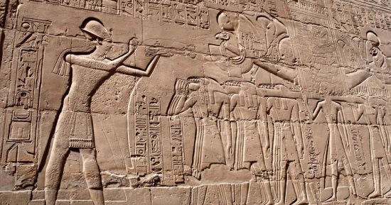 "آثار كوم امبو": فحص رأسى تمثالى الفرعون رمسيس الثانى والملك ماركوس