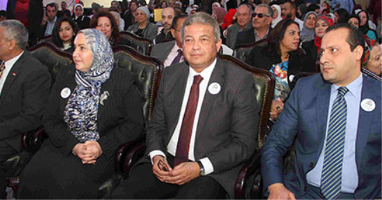 وزير الرياضة يقبل طفلة من بورسعيد فى مؤتمر الملتقى الدولى لفنون ذوى القدرات