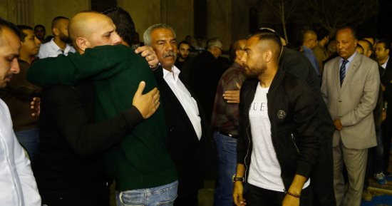 حسام عاشور ومحمد الشناوى يقدمان واجب العزاء فى إينو