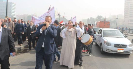 رقص بالعصا وطبل ومزمار فى احتفالات العيد بقرية العشى بالأقصر
