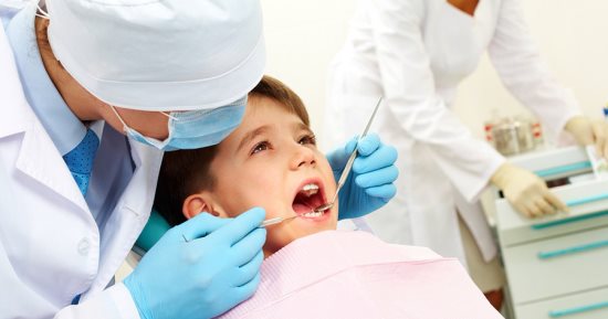لماذا يفضل الآباء إعطاء أطفالهم المسكنات بدلا من الذهاب لطبيب الأسنان؟
