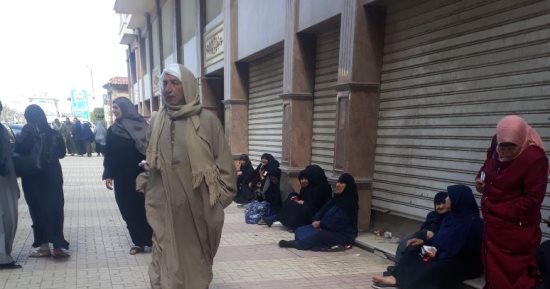 المواطنون الراغبون فى أداء العمرة يفترشون الأرصفة لإجراء البصمة الحيوية 