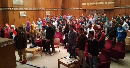 طلاب جامعة بنها يرددون نشيد الصاعقة فى دورة مركز النيل للإعلام