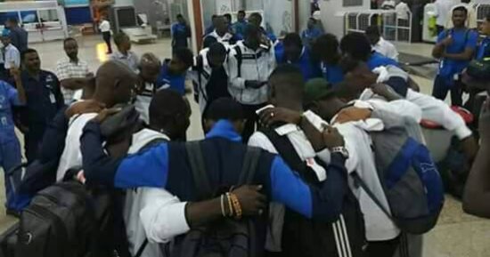 لقطة تاريخية فى مطار الخرطوم بين لاعبى الهلال وأهلى شندى وهلال الأبيض