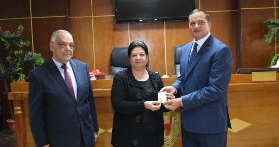 تكريم العاملين المتميزين بكلية التجارة جامعة سوهاج