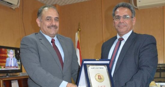 سكرتير عام الوادى الجديد يكرم وفد وزارة المالية لإنهاء ورشة عمل تدريبية