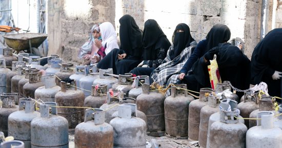 صور.. أزمة أنابيب الغاز تضرب اليمن وسط قمع الحوثيين