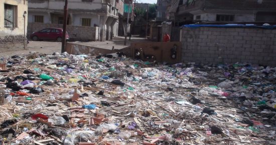 صور.. مياه المجارى والقمامة تحاصران أهالى قرية السيالة فى دمياط