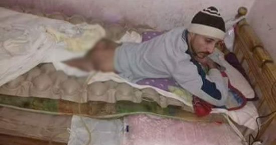 صور.. قارئ مصاب بقطع فى الحبل الشوكى يناشد المسئولين بتوفير سكن له بسوهاج