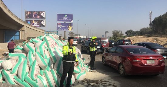 زحام مرورى بمحور الشهيد فى مدينة نصر بسبب انقلاب سيارة نقل