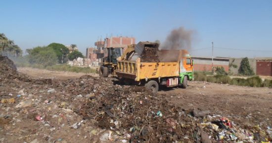صور .. رفع 50 طن من مخلفات صلبة بالمقلب الوسيط بمدينة طهطا بسوهاج