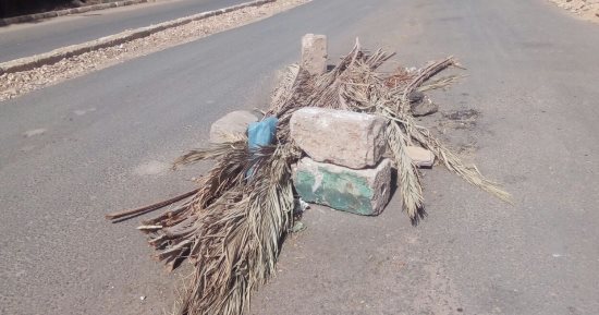 صور.. اضبط مخالفة.. "غرف تفتيش" مكشوفة ومخلفات نخيل وسط طريق موط بالداخلة