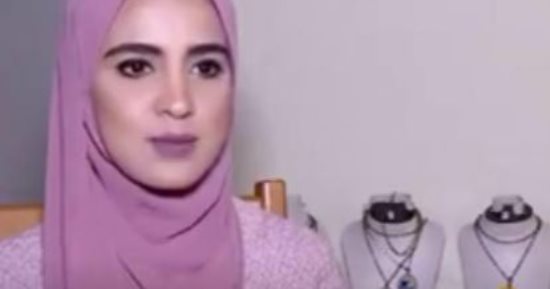 صور.. بالصلصال الحرارى رحاب تبدع فى نحت ميداليات وأكسسوارات بألون مبهجة
