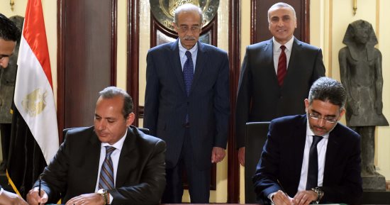 صور.. رئيس الوزراء يشهد توقيع بروتوكول تعاون بشأن شهادة "أمان" لعمال اليومية