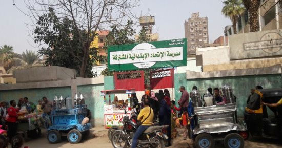 قارئ يشكو من تواجد الباعة الجائلين أمام مدرسة الاتحاد الابتدائى بإمبابة