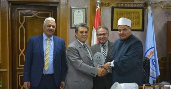 "طب الأزهر" تكرم رئيس الجامعة لدعمه الأنشطة الطلابية