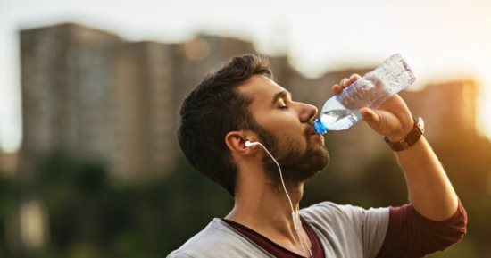 هل شرب الماء البارد قبل الخروج من البيت يحمى من الأمراض؟  