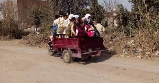 صور..مواطن يشكو من نقل الطلاب بـ"تروسيكل" بقرية ابشواى فى الفيوم