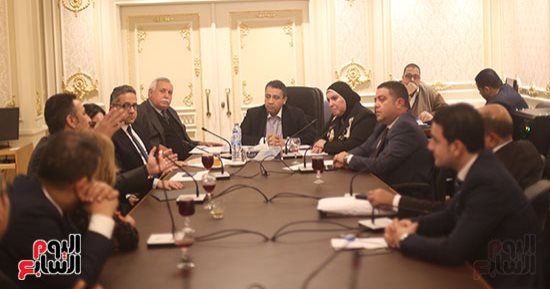"مشروعات البرلمان" تناقش تدريب العمالة على تصنيع المستنسخات الأثرية  (صور)