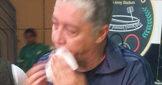 محمد عمر يدخل فى نوبة بكاء شديدة بعد هتاف الجماهير لنجله الشهيد