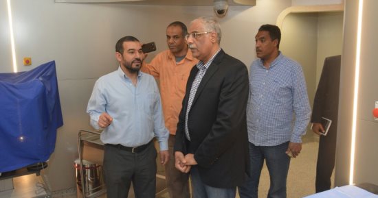 صور.. رئيس اتحاد الكرة السابق يزور مستشفى شفاء الأورمان للأورام بالأقصر