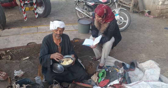 صور.. العم "محمد": ليا 50 سنة بصلح وابور الجاز ونفسى فى معاش من التضامن