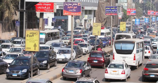 النشرة المرورية.. كثافات متحركة بمحاور وميادين القاهرة والجيزة