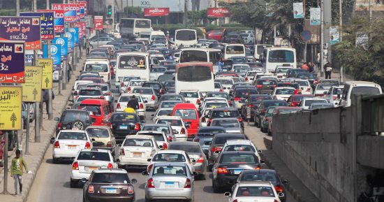 زحام مرورى إثر اصطدام سيارة بسور كوبرى السندباد اتجاه صلاح سالم