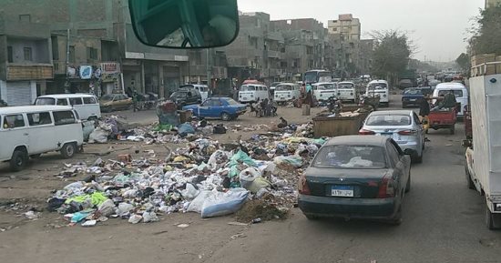شكوى من تراكم القمامة بطريق المنصورية فى الهرم