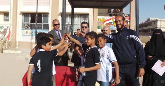 صور.. "تعليم جنوب سيناء" يكرم الفائز بكأس بطولة دورى المدارس