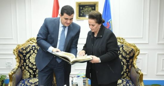 صور.. محافظ البحيرة ورئيس هيئة دار الكتب يبحثان ترميم 262 مخطوط وخريطة