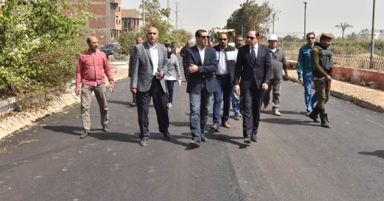 صور.. محافظ أسيوط يتفقد أعمال الرصف الجارى تنفيذها بمركز ديروط