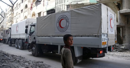 صور.. وصول 46 شاحنة تابعة للصليب الأحمر إلى الغوطة الشرقية بسوريا