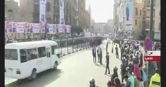 المئات يصطفون بشارع الأزهر لتحية الرئيس السيسي وولى العهد السعودى