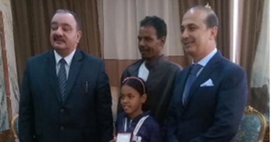 صور.. وزير الداخلية يكرم الطفلة الفائزة بماراثون مجدى يعقوب للجرى